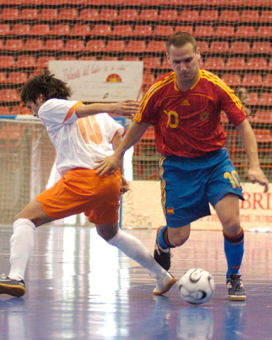 Dani Salgado vs Marinho Letemahulu (Photo courtesy: AP Photo - LNFS)
