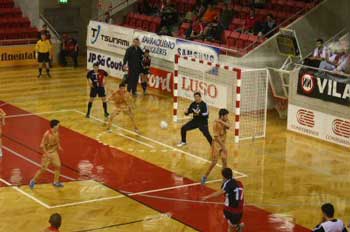 Jarni is trying to score ...(Photo courtesy: www.futsal.com.pt)