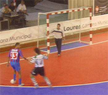 Jardel (Sassoeiros) defending the ball against Joao Marcal (Sporting) (Photo courtesy: Futsal Portugal)