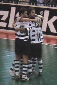 Sporting players celebrating a goal (Photo courtesy www.futsal.com.pt)
