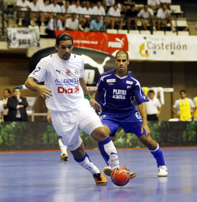 Once again, Betao escaping to the former Martorell Fernandao (Photo courtesy: AP Spain - LNFS)