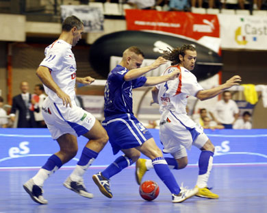 Dani Salgado between Serpa and Danieli (Photo courtesy: AP Spain - LNFS)