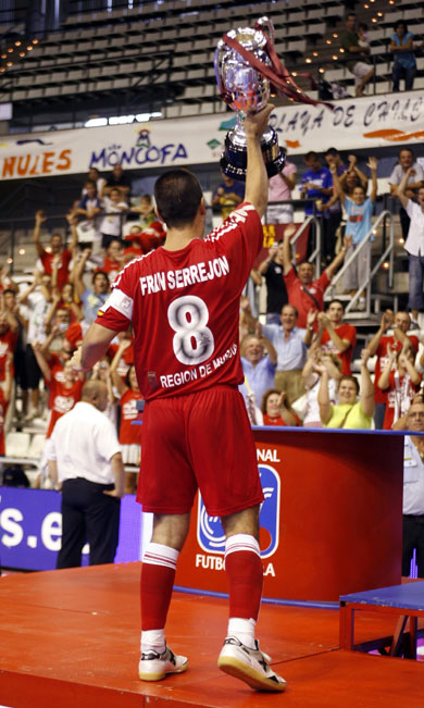 ElPozo*s captain Fran Serrejon and cup, back version... (Photo courtesy: AP Spain - LNFS)