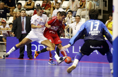 Pulpis has many reasons to be worried: Vinicius is getting closer to the former DKV Zaragoza Molina, while Serpa is trying to stop him (Photo courtesy: AP Spain - LNFS)