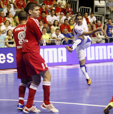 Will Vinicius and Kike survive to the Betao's missile? (Photo courtesy: AP Spain - LNFS)