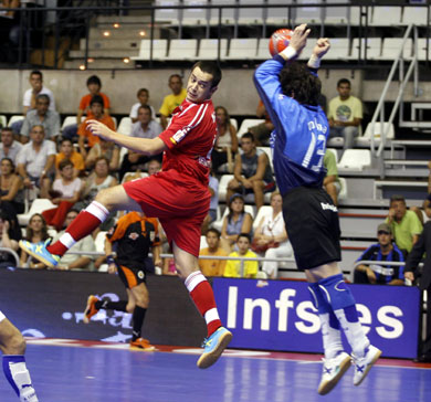 Mauricio and Molina flying... (Photo courtesy: AP Spain - LNFS)