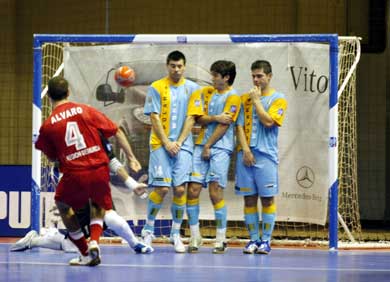 Free kick by Alvaro: ElPozo 3, Polaris World Cartagena 0! (Photo courtesy: AP Spain - LNFS)