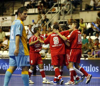 A disappointed Lenisio can just look at his brother Vinicius and mates (Kike, Juanjo, Mauricio and Fran Serrejon) celebrating a goal for ElPozo (Photo courtesy: AP Spain - LNFS)