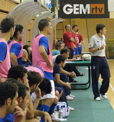 Roberto Menichelli on the italian bench (Photo courtesy: Predrag Bajic)