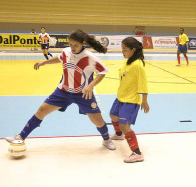 Paraguay could not resist to Ecuadorian power... (Photo courtesy: Beto Costa - CBFS)