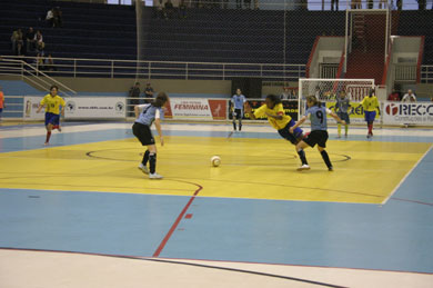 Will the referee decide for foul? (Photo courtesy: Beto Costa - CBFS)