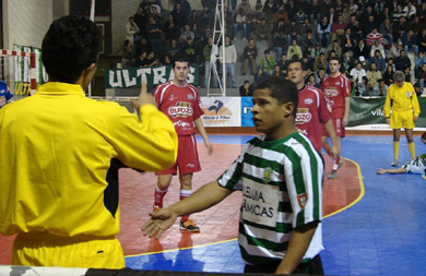 The talented brazilian Deo in talk with the refs (Photo courtesy: Sporting CP Official Web Site)