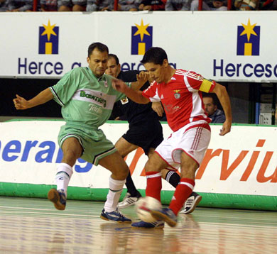 Andr� Lima during the last Taca Iberica, in action against Marquinho (Photo courtesy: Angel Perez, LNFS)