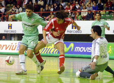 Will Miguel Almeida and Toni manage to stop Daniel? (Photo courtesy: Angel Perez - LNFS)