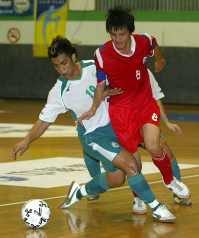 Taipei Select Chang Chin-Yin fouled by Macau defender (Photo courtesy: www.ltsports.com.tw)