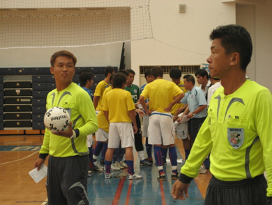 Referees and Taiwan Power Co. B players during a time out (Photo courtesy: Fatih Kale)