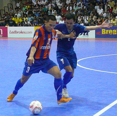Tanakorn (Port Authority) vs Eakapong (Chonburi) (Photo courtesy: Thai Futsal League)