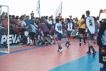 San Lorenzo de Almagro celebrating the second tournament victory (Photo courtesy: Arsenal Futsal)