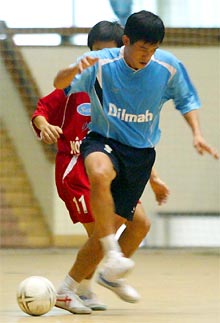 Tuan Tu (blue shirt) (Photo courtesy: Vietnam Net Bridge)