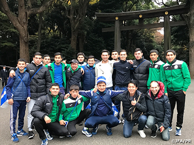 The team and staff take a photo in front of Meiji Shrine in downtown Tokyo (Photo courtesy: JFA)