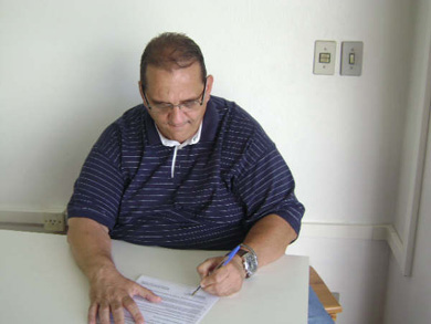 Fernando Ferretti signing the important agreement (Photo courtesy: Beto Coronel - ATFA)