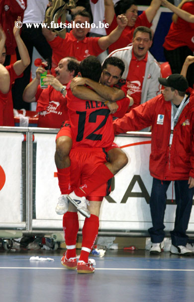 Lucio and Alex: Charleroi is in final! (Photo courtesy: Cedric Bouillon - Futsal Echo)
