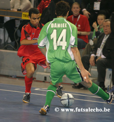 Robinho vs Daniel (Photo courtesy: Cedric Bouillon - Futsal Echo)