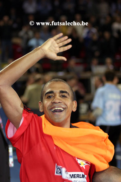 Eder can celebrate after a great tournament! (Photo courtesy: Cedric Bouillon - Futsal Echo)