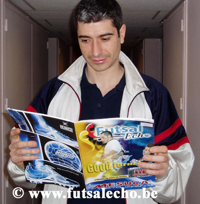 Julio reading Futsal Echo (Photo courtesy: Cedric Bouillon - Futsal Echo)