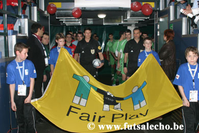Teams are almost ready to start! (Photo courtesy: Cedric Bouillon - Futsal Echo)