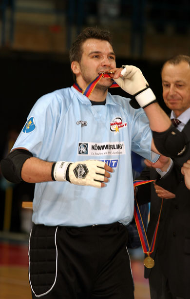 Luca Cragnaz: the gold medal tastes so good... (Photo courtesy: Cedric Bouillon - Futsal Echo)
