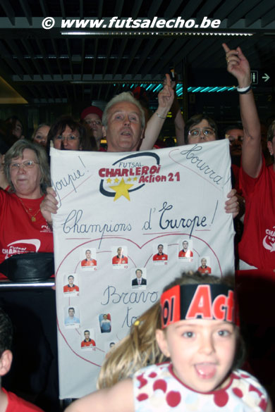 Charleroi fans were waiting for their heroes in the city airport (Photo courtesy: Cedric Bouillon - Futsal Echo)