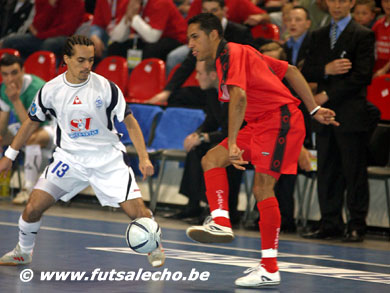 Lucio in action controlled by Joan (Photo courtesy: Cedric Bouillon - Futsal Echo)