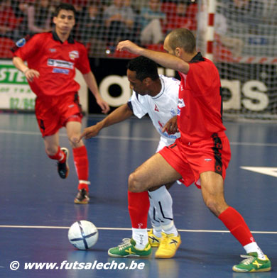 Pelè Junior vs Davì (Photo courtesy: Cedric Bouillon - Futsal Echo)