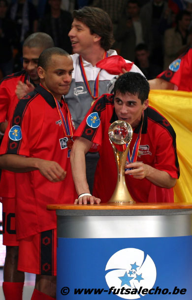 Robinho concluding the lesson: no hope for Stepanov! (Part 2) (Photo courtesy: Cedric Bouillon - Futsal Echo)