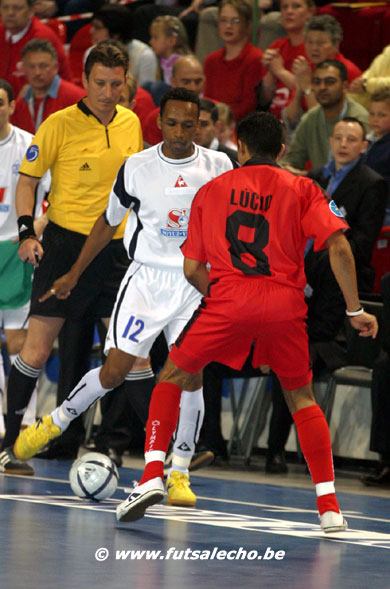 Pelè Junior vs Lucio, observed by Karoly Torok (Photo courtesy: Cedric Bouillon - Futsal Echo)