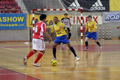 Sidnei vs the legendary Etienne (Photo courtesy: Mike Thomas)