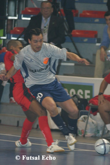 Endless battle between Eder and Lakoseljac: part 4!! (Photo courtesy: Cedric Bouillon - Futsal Echo)