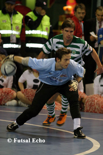 Eder Fehrmann (Action 21) vs Goncalo Alves (Sporting) (Photo courtesy: Cedric Bouillon - Futsal Echo)