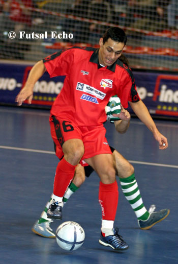 Who will stop Andr�? (Photo courtesy: Cedric Bouillon - Futsal Echo)