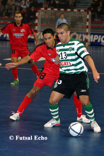 Paulinho (Sporting) vs Lucio Rosa (Action 21) (Photo courtesy: Cedric Bouillon - Futsal Echo)