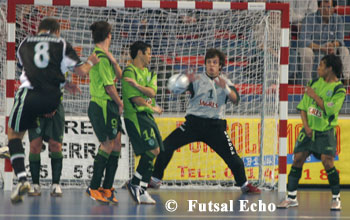 Joao Benedito seems ready to save the Schumacher attempt! (Photo courtesy: Cedric Bouillon - Futsal Echo)