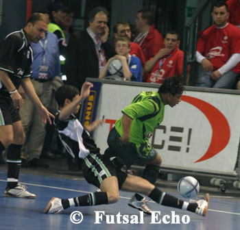 Gabriel vs Deo (Photo courtesy: Cedric Bouillon - Futsal Echo)