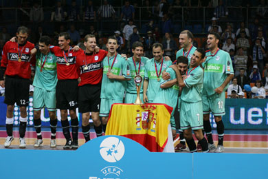 UEFA Futsal Cup 2005/2006 Winners: Boomerang Interviu! On the stage, from the left: Rafa, Gabriel, Vigara, Luis Amado, Neto, Kiki, Marquinho, Daniel, Andreu, Schumacher and Joan (Photo courtesy: MFK Dinamo Moscow)