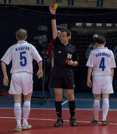 Giuseppe Buluggiu showing a yellow card to Pavel Kobzar (Photo courtesy: Konstantin Molchanov)