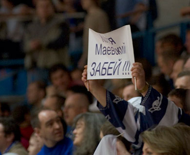 Maevsky*s fans in action in the Druzhba hall (Photo courtesy: Konstantin Molchanov)