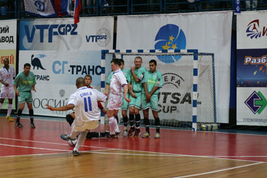 Free kick by Cirilo (Photo courtesy: MFK Dinamo Moscow)