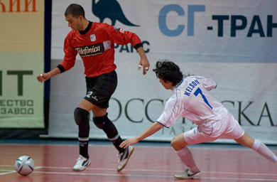 Rafa is not only a goalkeeper... as Kelson can easily see (Photo courtesy: Konstantin Molchanov)