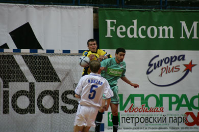Stepanov and Daniel flying high... while Kobzar look at them (Photo courtesy: MFK Dinamo Moscow)