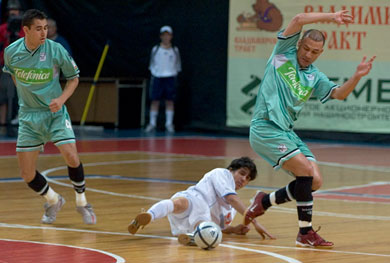 Kelson on the ground, between Neto and Schumacher, brazilian match! (Photo courtesy: Konstantin Molchanov)